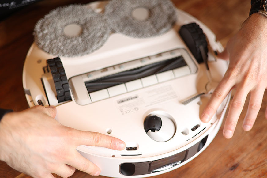 Датчики столкновения на нижней стороне Dreame L10s Ultra.